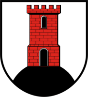 Ein roter, gemauerter Turm steht auf einem schwarzen Hügel innerhalb eines Wappenschildes.